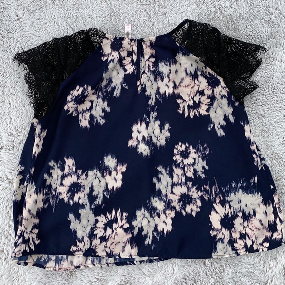 Xhilaration flowy top - Picture 2 of 3